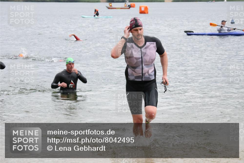 21.06.2025 - 27. Vierlanden-Triathlon Lena Gebhardt http://msf.ph/oto/8042495 15.06.2025 13:21:09 Schwimmen 1233, 1265, 1272, 1273, 1295, 1299, 1303 meine-sportfotos.de