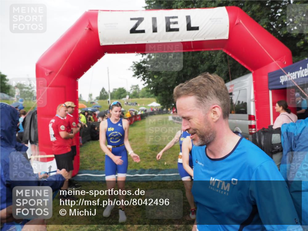 21.06.2025 - 27. Vierlanden-Triathlon MichiJ http://msf.ph/oto/8042496 15.06.2026 13:34:59 Ziel 967, 1085, 1086, 1087 meine-sportfotos.de