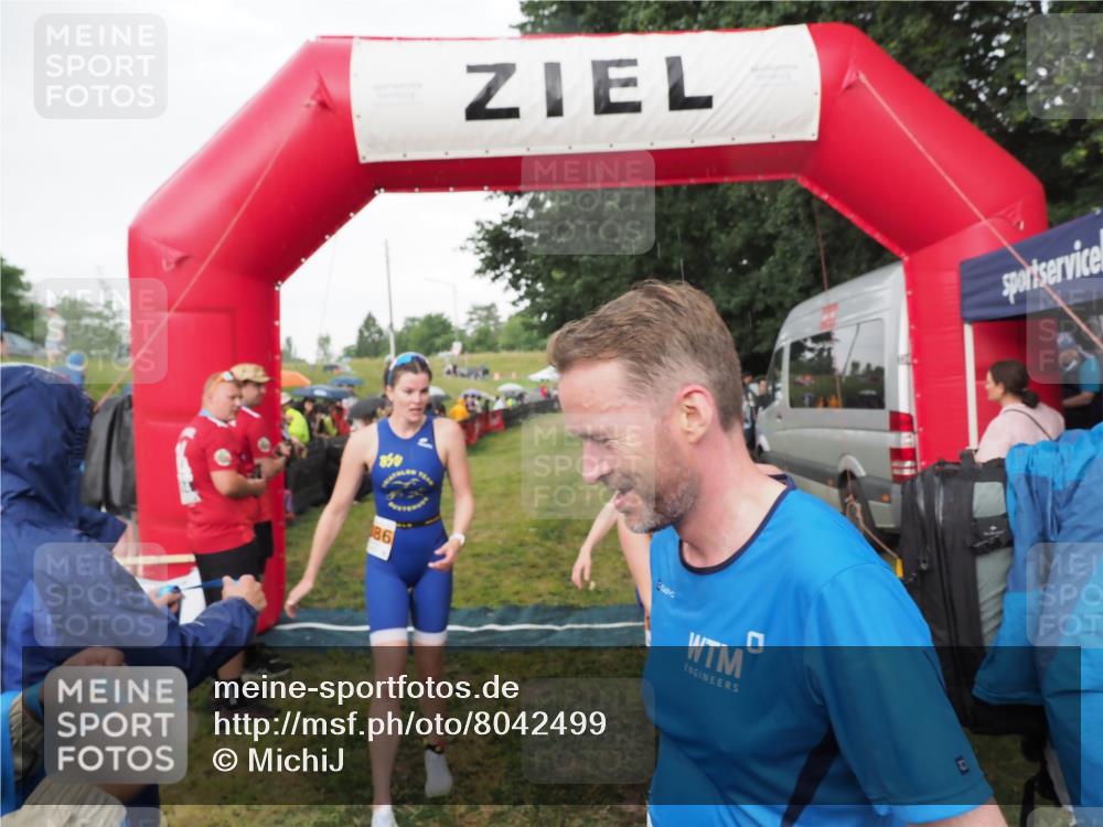 21.06.2025 - 27. Vierlanden-Triathlon MichiJ http://msf.ph/oto/8042499 15.06.2026 13:34:59 Ziel 967, 1085, 1086, 1087 meine-sportfotos.de