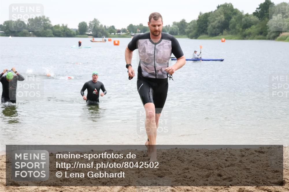 21.06.2025 - 27. Vierlanden-Triathlon Lena Gebhardt http://msf.ph/oto/8042502 15.06.2025 13:21:10 Schwimmen 1233, 1265, 1272, 1273, 1295, 1299, 1303 meine-sportfotos.de