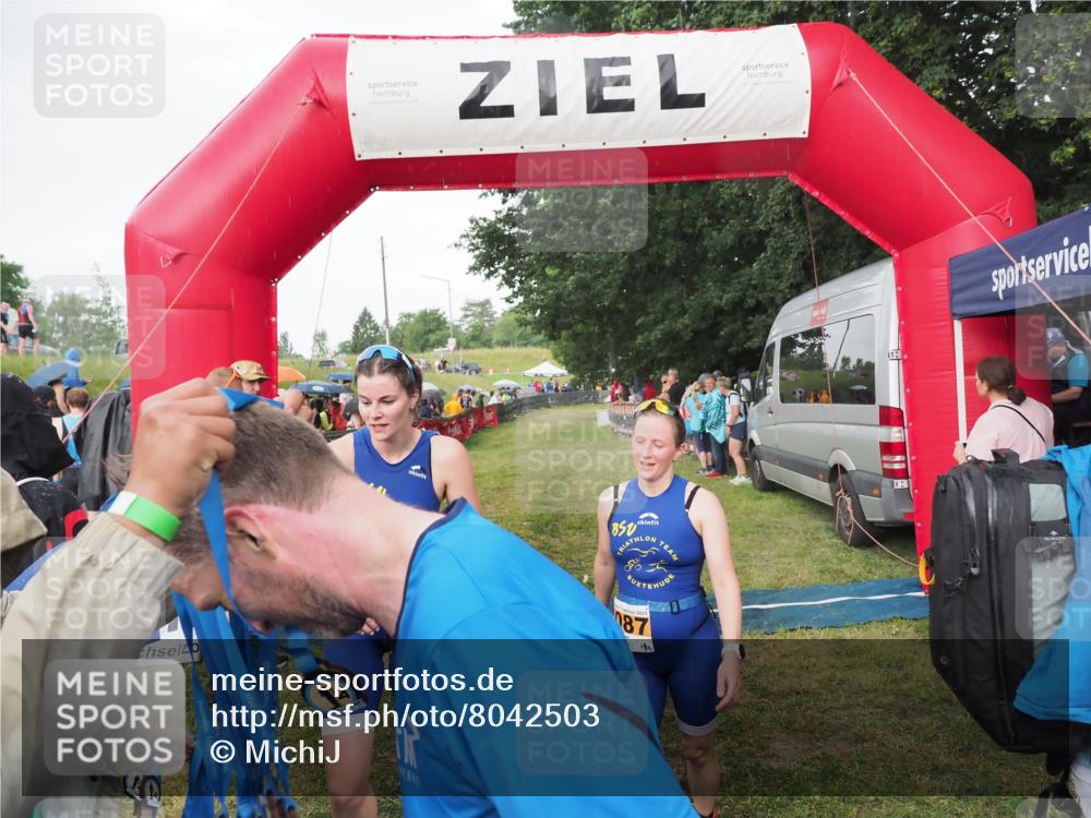 21.06.2025 - 27. Vierlanden-Triathlon MichiJ http://msf.ph/oto/8042503 15.06.2026 13:35:00 Ziel 967, 1085, 1086, 1087 meine-sportfotos.de