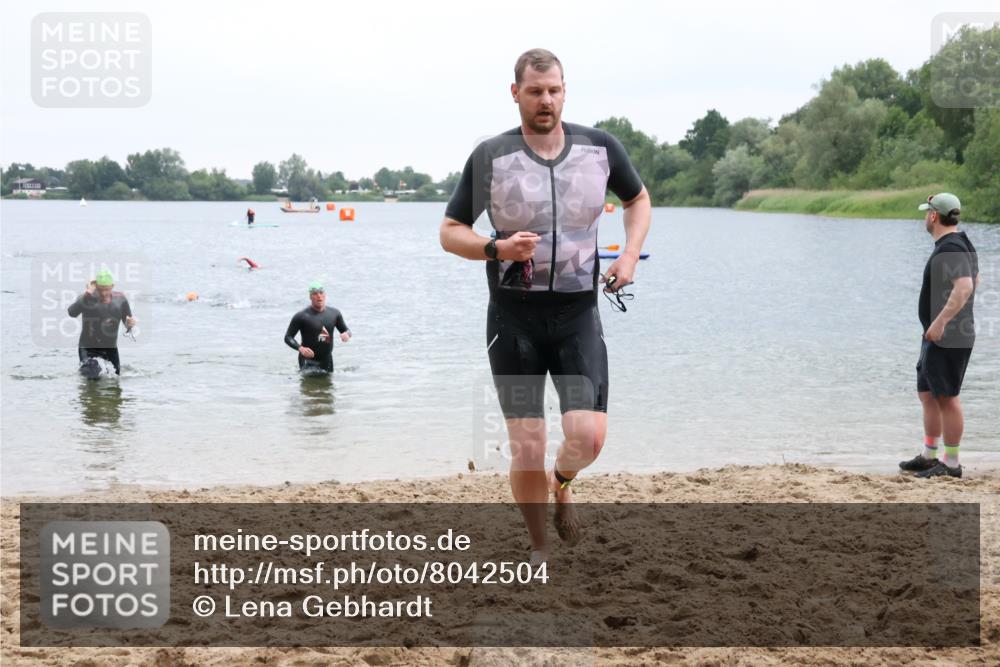 21.06.2025 - 27. Vierlanden-Triathlon Lena Gebhardt http://msf.ph/oto/8042504 15.06.2025 13:21:11 Schwimmen 1233, 1265, 1272, 1273, 1295, 1299, 1303 meine-sportfotos.de