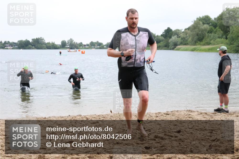 21.06.2025 - 27. Vierlanden-Triathlon Lena Gebhardt http://msf.ph/oto/8042506 15.06.2025 13:21:11 Schwimmen 1233, 1265, 1272, 1273, 1295, 1299, 1303 meine-sportfotos.de