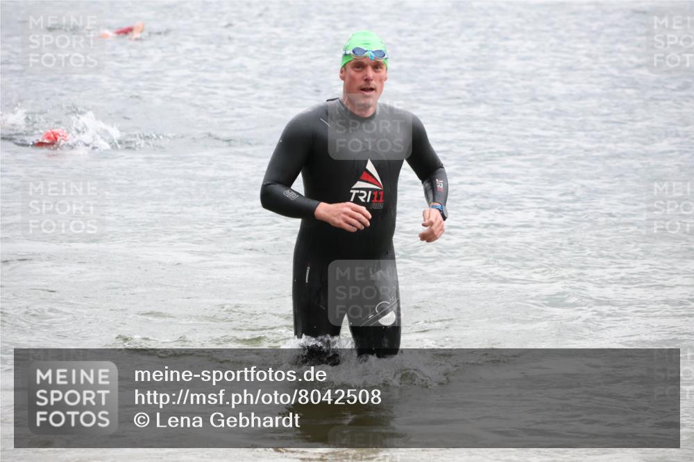 21.06.2025 - 27. Vierlanden-Triathlon Lena Gebhardt http://msf.ph/oto/8042508 15.06.2025 13:21:13 Schwimmen 1233, 1265, 1272, 1295, 1299 meine-sportfotos.de