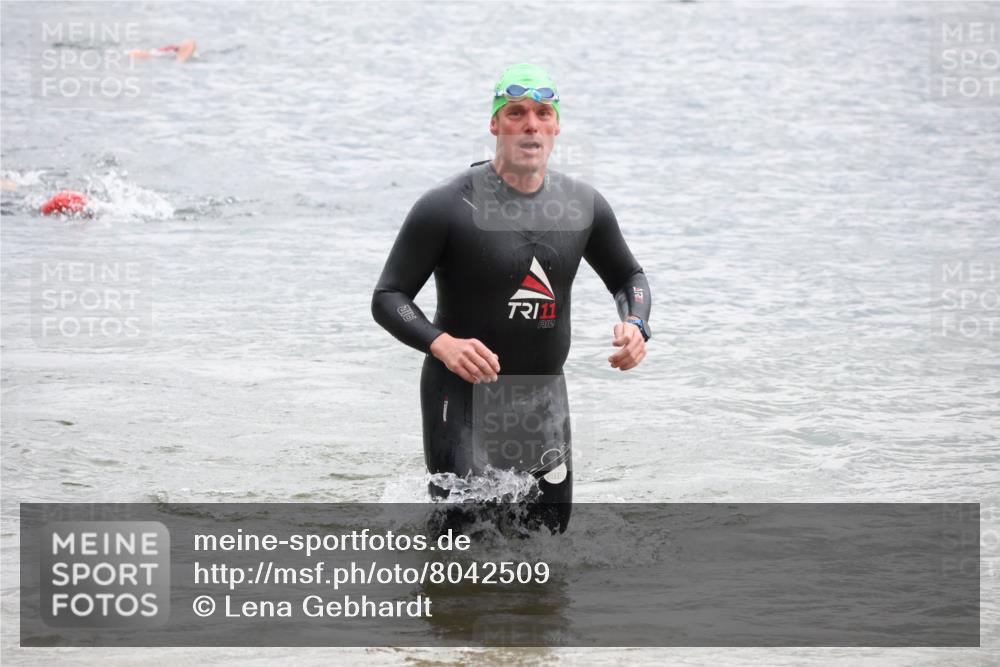 21.06.2025 - 27. Vierlanden-Triathlon Lena Gebhardt http://msf.ph/oto/8042509 15.06.2025 13:21:13 Schwimmen 1233, 1265, 1272, 1295, 1299 meine-sportfotos.de