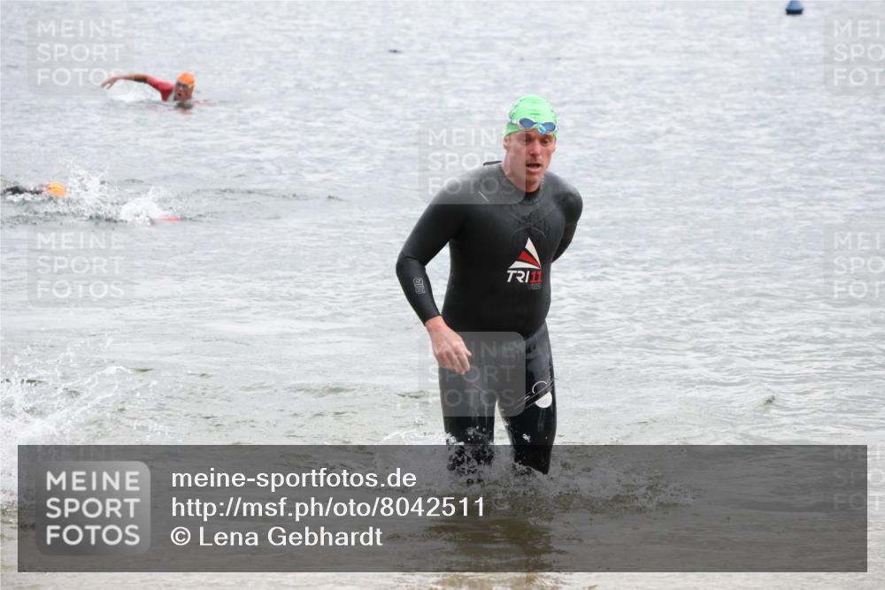 21.06.2025 - 27. Vierlanden-Triathlon Lena Gebhardt http://msf.ph/oto/8042511 15.06.2025 13:21:14 Schwimmen 1233, 1265, 1272, 1295, 1299 meine-sportfotos.de