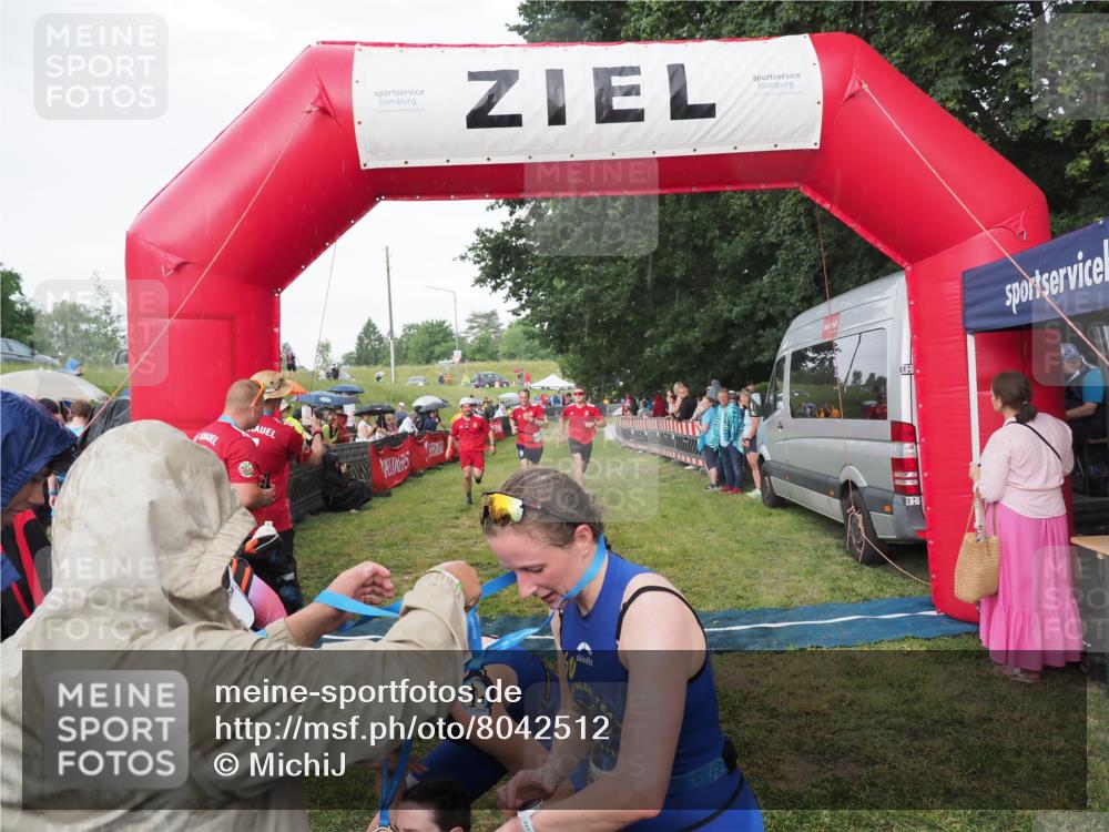 21.06.2025 - 27. Vierlanden-Triathlon MichiJ http://msf.ph/oto/8042512 15.06.2026 13:35:11 Ziel 954 meine-sportfotos.de