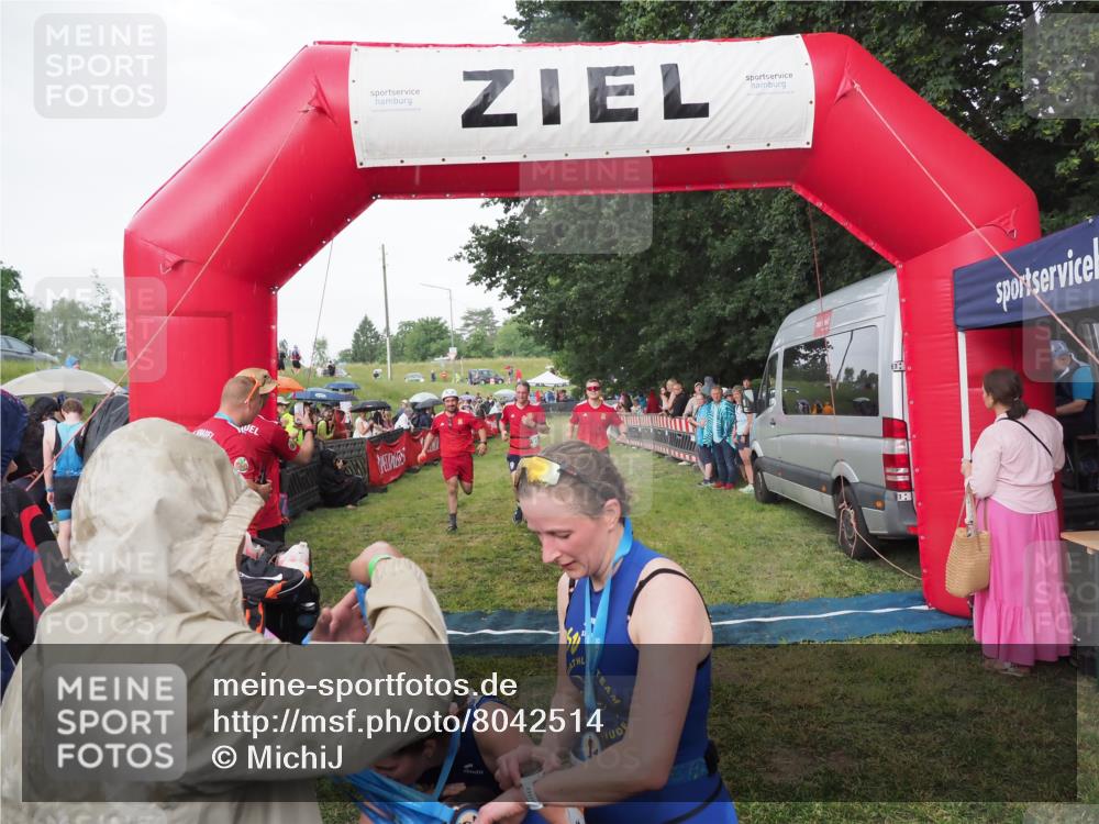 21.06.2025 - 27. Vierlanden-Triathlon MichiJ http://msf.ph/oto/8042514 15.06.2026 13:35:12 Ziel 954 meine-sportfotos.de