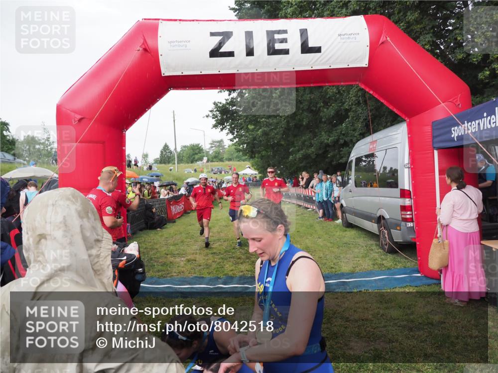 21.06.2025 - 27. Vierlanden-Triathlon MichiJ http://msf.ph/oto/8042518 15.06.2026 13:35:12 Ziel 954 meine-sportfotos.de