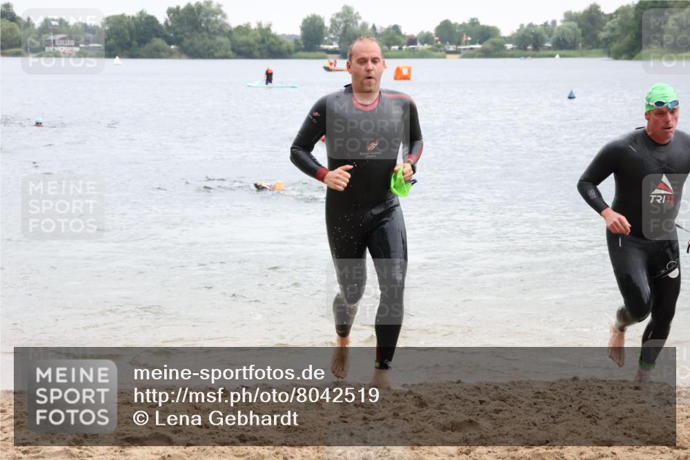 21.06.2025 - 27. Vierlanden-Triathlon Lena Gebhardt http://msf.ph/oto/8042519 15.06.2025 13:21:16 Schwimmen 1233, 1265, 1272, 1295, 1299 meine-sportfotos.de