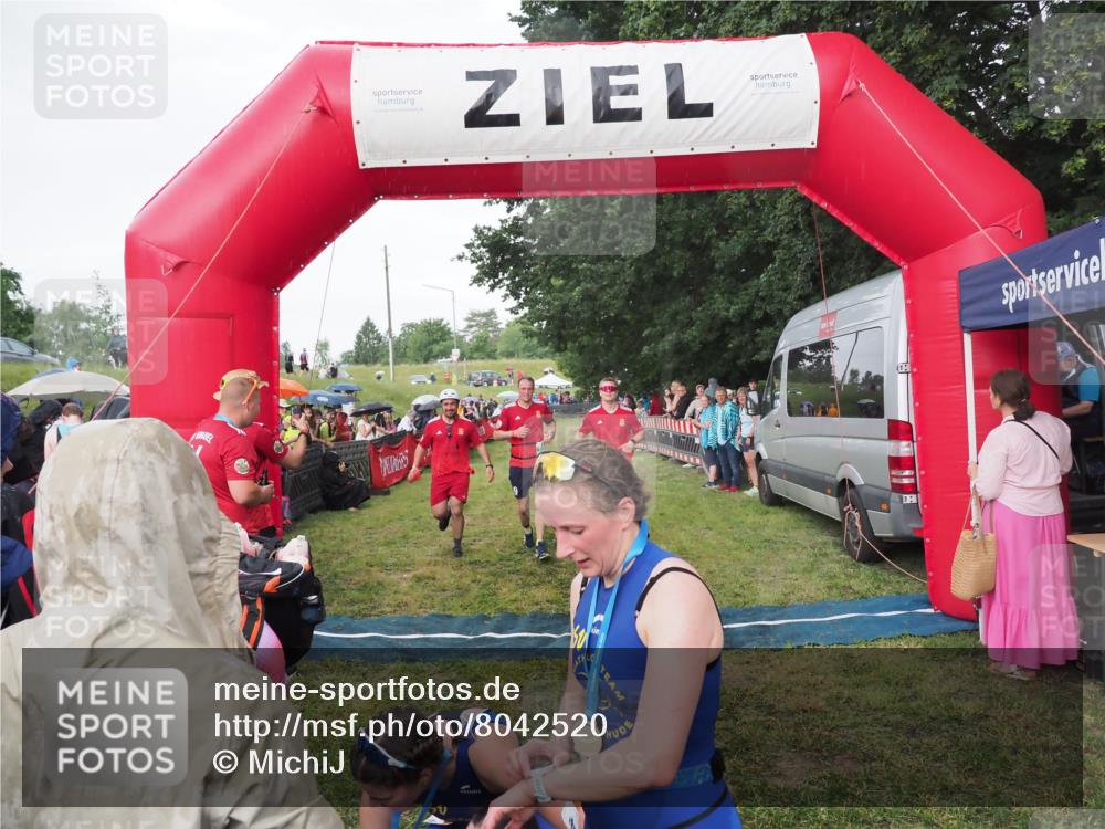 21.06.2025 - 27. Vierlanden-Triathlon MichiJ http://msf.ph/oto/8042520 15.06.2026 13:35:12 Ziel 954 meine-sportfotos.de