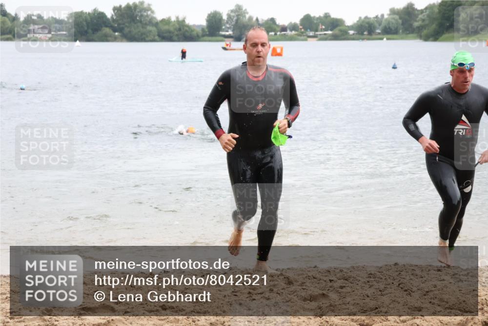 21.06.2025 - 27. Vierlanden-Triathlon Lena Gebhardt http://msf.ph/oto/8042521 15.06.2025 13:21:16 Schwimmen 1233, 1265, 1272, 1295, 1299 meine-sportfotos.de