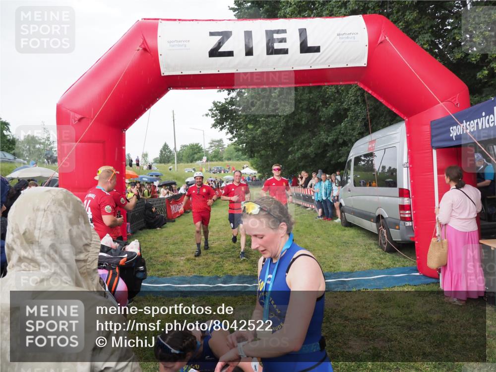 21.06.2025 - 27. Vierlanden-Triathlon MichiJ http://msf.ph/oto/8042522 15.06.2026 13:35:12 Ziel 954 meine-sportfotos.de