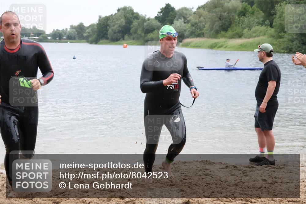 21.06.2025 - 27. Vierlanden-Triathlon Lena Gebhardt http://msf.ph/oto/8042523 15.06.2025 13:21:17 Schwimmen 1233, 1295, 1299 meine-sportfotos.de