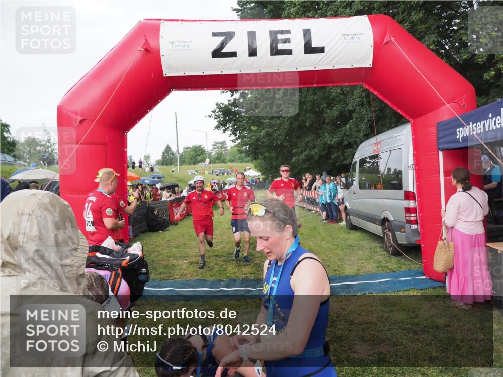 21.06.2025 - 27. Vierlanden-Triathlon MichiJ http://msf.ph/oto/8042524 15.06.2026 13:35:12 Ziel 954 meine-sportfotos.de