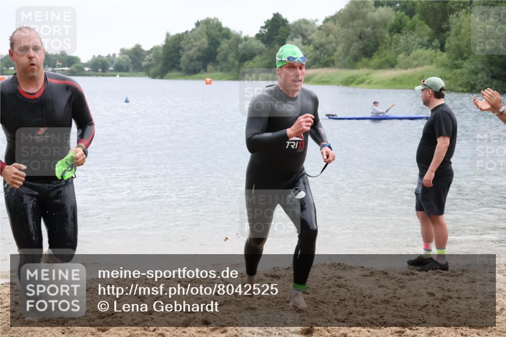 21.06.2025 - 27. Vierlanden-Triathlon Lena Gebhardt http://msf.ph/oto/8042525 15.06.2025 13:21:17 Schwimmen 1233, 1295, 1299 meine-sportfotos.de