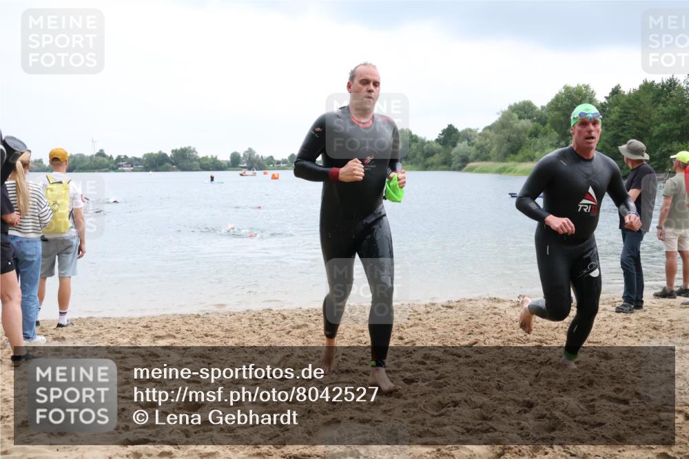 21.06.2025 - 27. Vierlanden-Triathlon Lena Gebhardt http://msf.ph/oto/8042527 15.06.2025 13:21:18 Schwimmen 1233, 1295, 1299 meine-sportfotos.de