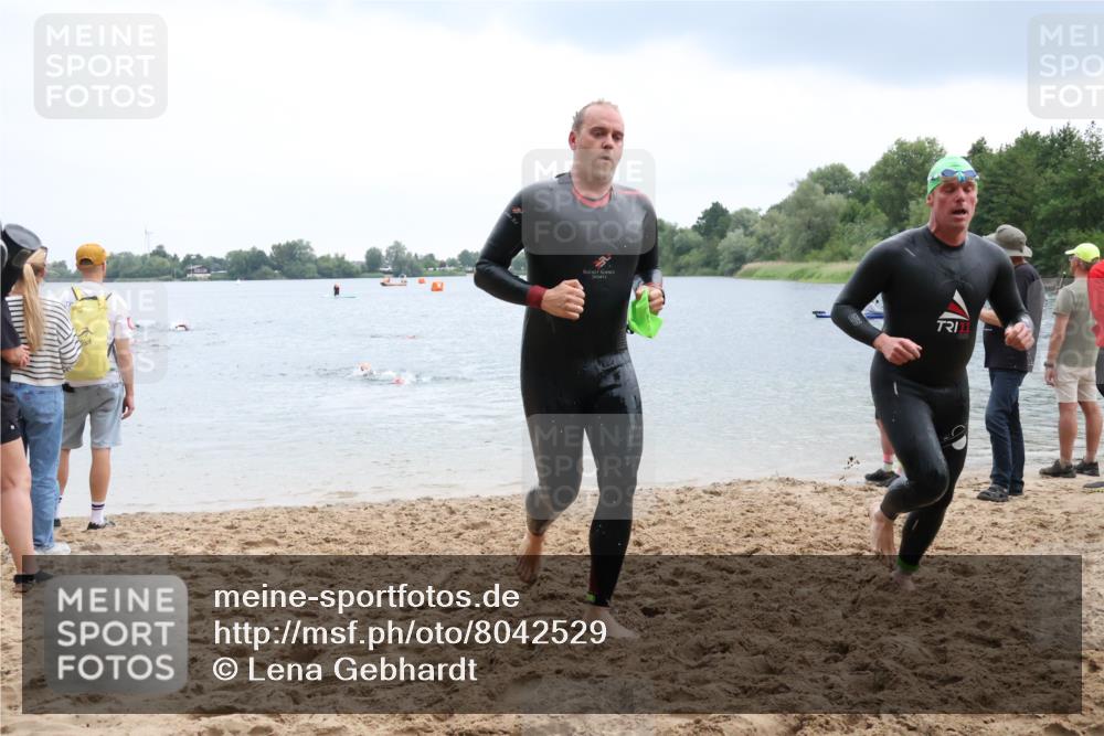 21.06.2025 - 27. Vierlanden-Triathlon Lena Gebhardt http://msf.ph/oto/8042529 15.06.2025 13:21:18 Schwimmen 1233, 1295, 1299 meine-sportfotos.de