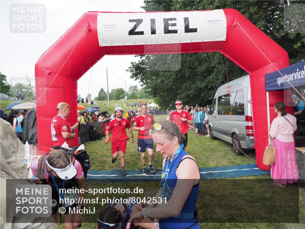 21.06.2025 - 27. Vierlanden-Triathlon MichiJ http://msf.ph/oto/8042531 15.06.2026 13:35:13 Ziel 954 meine-sportfotos.de