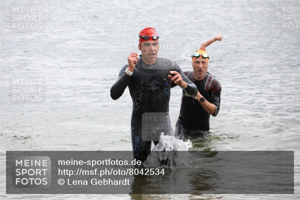 21.06.2025 - 27. Vierlanden-Triathlon Lena Gebhardt http://msf.ph/oto/8042534 15.06.2025 13:21:26 Schwimmen 1233, 1242, 1295, 1310 meine-sportfotos.de