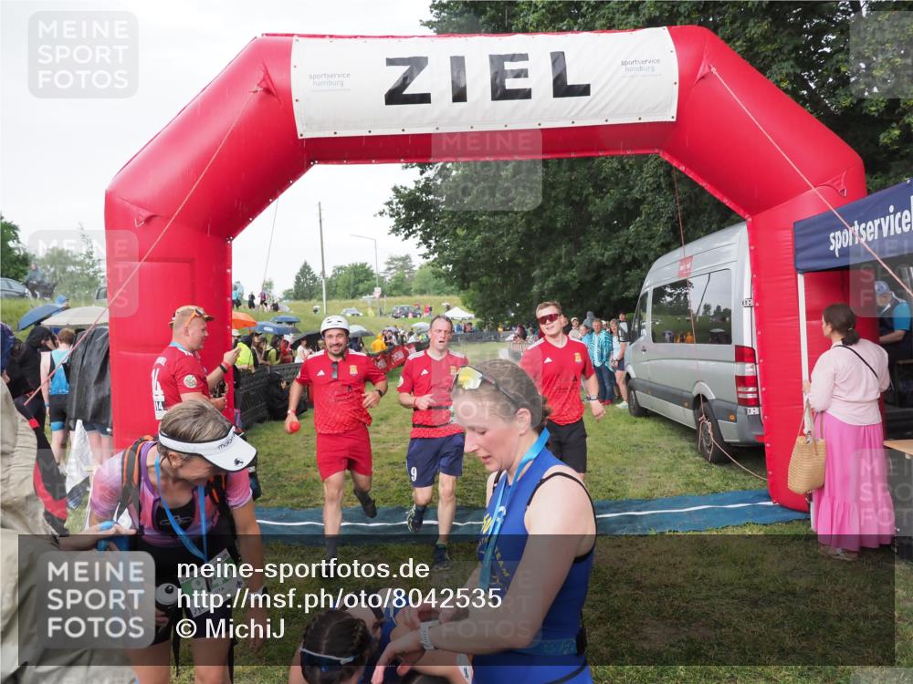 21.06.2025 - 27. Vierlanden-Triathlon MichiJ http://msf.ph/oto/8042535 15.06.2026 13:35:13 Ziel 954 meine-sportfotos.de