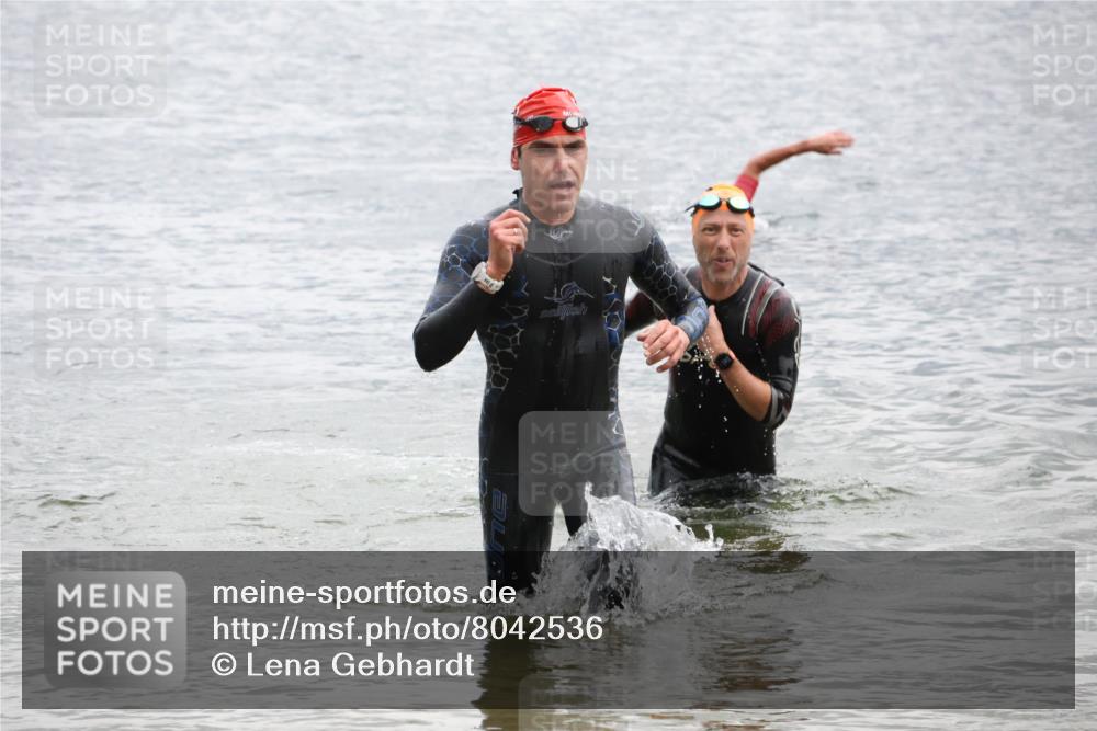 21.06.2025 - 27. Vierlanden-Triathlon Lena Gebhardt http://msf.ph/oto/8042536 15.06.2025 13:21:26 Schwimmen 1233, 1242, 1295, 1310 meine-sportfotos.de