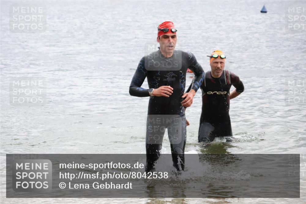 21.06.2025 - 27. Vierlanden-Triathlon Lena Gebhardt http://msf.ph/oto/8042538 15.06.2025 13:21:27 Schwimmen 1233, 1242, 1295, 1310 meine-sportfotos.de