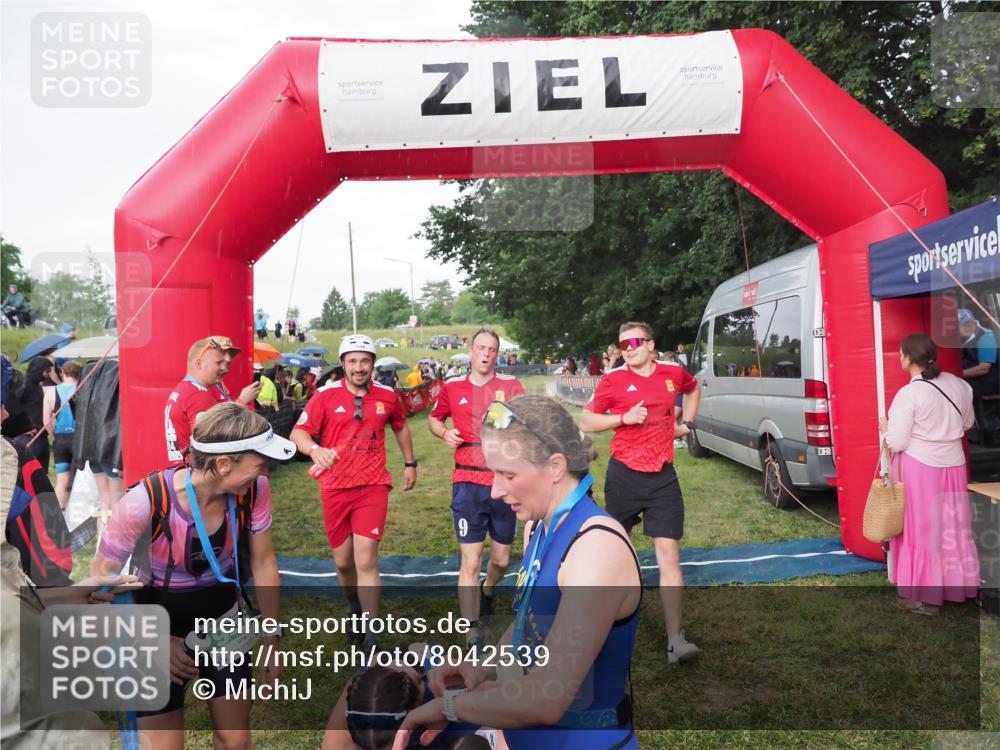 21.06.2025 - 27. Vierlanden-Triathlon MichiJ http://msf.ph/oto/8042539 15.06.2026 13:35:13 Ziel 954 meine-sportfotos.de