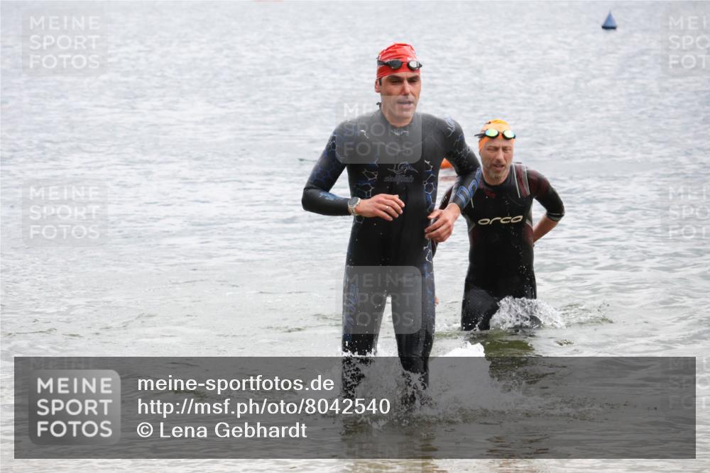 21.06.2025 - 27. Vierlanden-Triathlon Lena Gebhardt http://msf.ph/oto/8042540 15.06.2025 13:21:27 Schwimmen 1233, 1242, 1295, 1310 meine-sportfotos.de