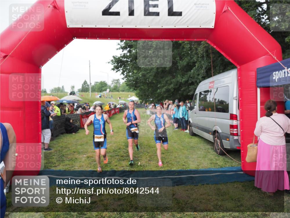 21.06.2025 - 27. Vierlanden-Triathlon MichiJ http://msf.ph/oto/8042544 15.06.2026 13:35:31 Ziel 1094, 1095, 1096 meine-sportfotos.de