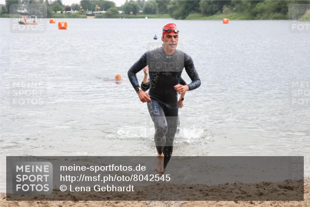 21.06.2025 - 27. Vierlanden-Triathlon Lena Gebhardt http://msf.ph/oto/8042545 15.06.2025 13:21:28 Schwimmen 1233, 1242, 1310 meine-sportfotos.de