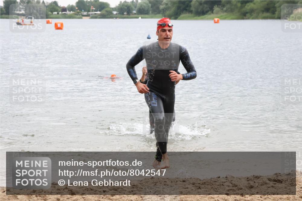 21.06.2025 - 27. Vierlanden-Triathlon Lena Gebhardt http://msf.ph/oto/8042547 15.06.2025 13:21:28 Schwimmen 1233, 1242, 1310 meine-sportfotos.de