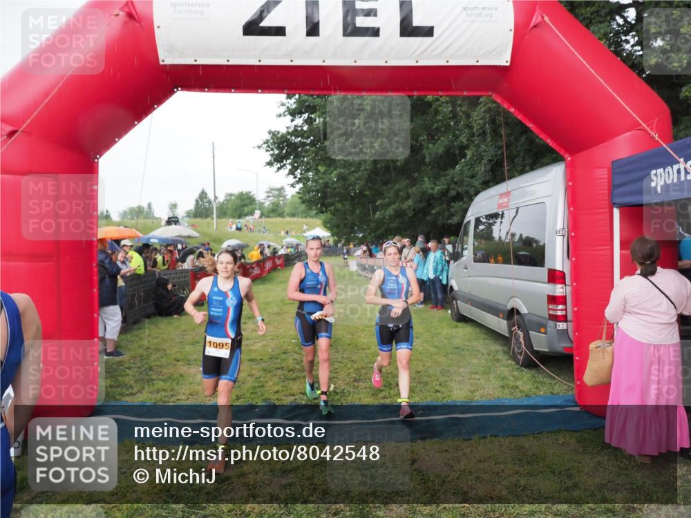 21.06.2025 - 27. Vierlanden-Triathlon MichiJ http://msf.ph/oto/8042548 15.06.2026 13:35:32 Ziel 1094, 1095, 1096 meine-sportfotos.de