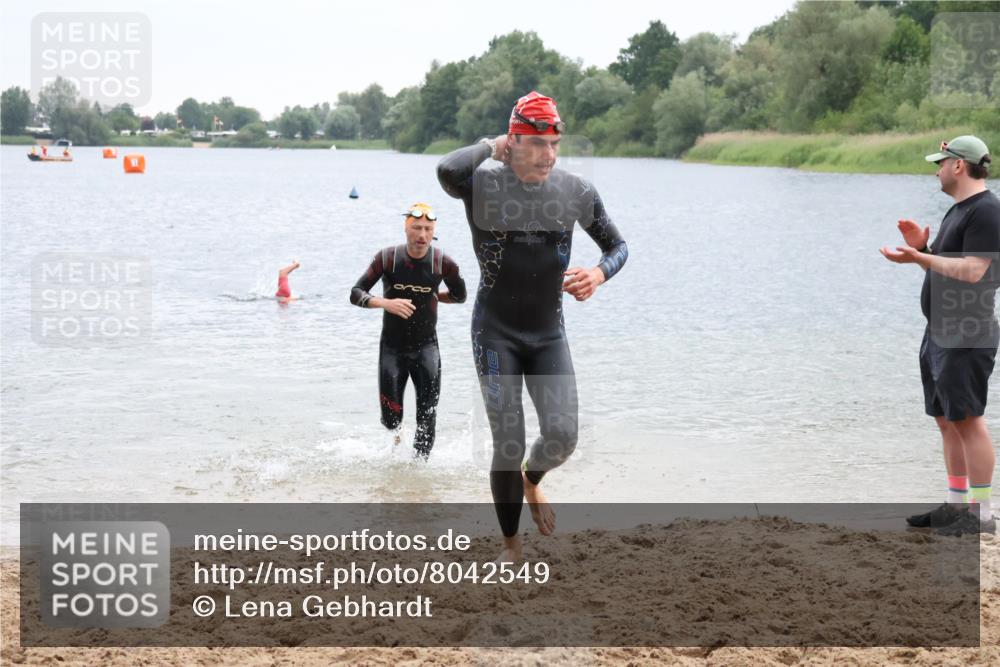 21.06.2025 - 27. Vierlanden-Triathlon Lena Gebhardt http://msf.ph/oto/8042549 15.06.2025 13:21:29 Schwimmen 1242, 1310 meine-sportfotos.de