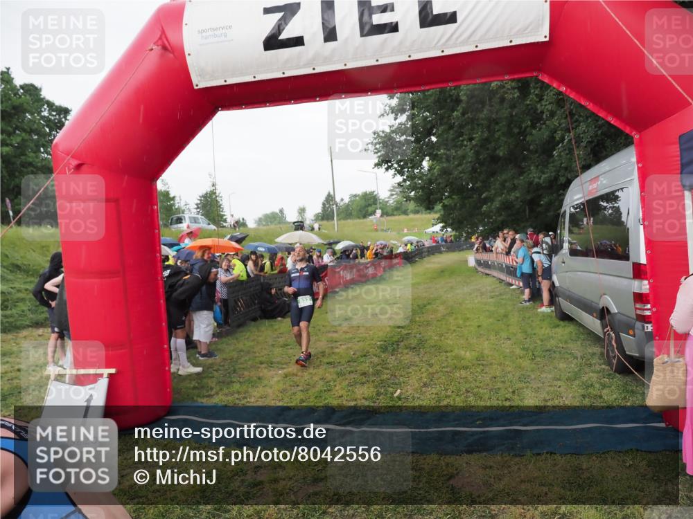 21.06.2025 - 27. Vierlanden-Triathlon MichiJ http://msf.ph/oto/8042556 15.06.2026 13:35:49 Ziel 832 meine-sportfotos.de