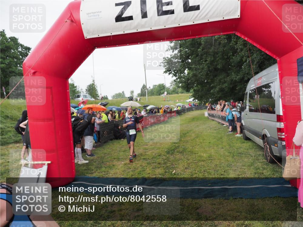 21.06.2025 - 27. Vierlanden-Triathlon MichiJ http://msf.ph/oto/8042558 15.06.2026 13:35:49 Ziel 832 meine-sportfotos.de