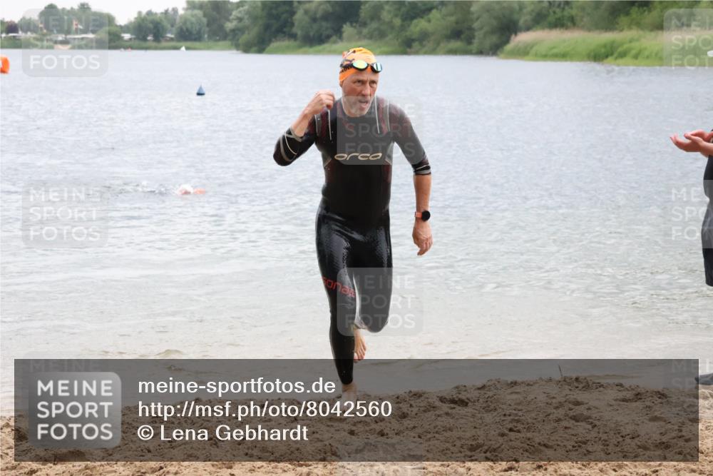 21.06.2025 - 27. Vierlanden-Triathlon Lena Gebhardt http://msf.ph/oto/8042560 15.06.2025 13:21:31 Schwimmen 1242, 1310 meine-sportfotos.de