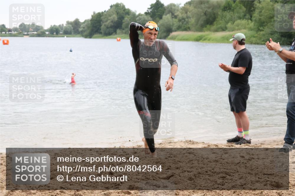 21.06.2025 - 27. Vierlanden-Triathlon Lena Gebhardt http://msf.ph/oto/8042564 15.06.2025 13:21:32 Schwimmen 1242, 1310 meine-sportfotos.de