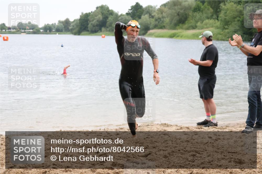 21.06.2025 - 27. Vierlanden-Triathlon Lena Gebhardt http://msf.ph/oto/8042566 15.06.2025 13:21:32 Schwimmen 1242, 1310 meine-sportfotos.de