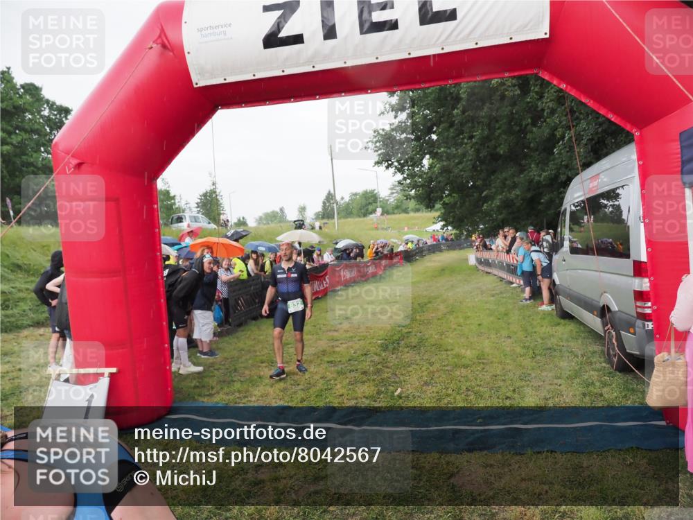 21.06.2025 - 27. Vierlanden-Triathlon MichiJ http://msf.ph/oto/8042567 15.06.2026 13:35:50 Ziel 832 meine-sportfotos.de