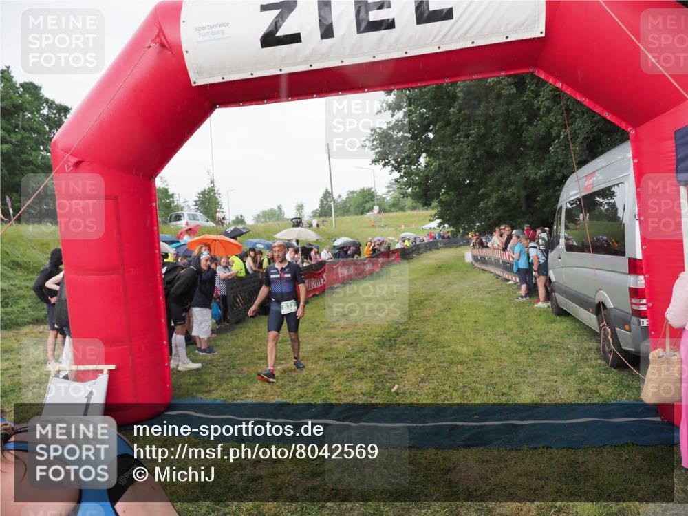 21.06.2025 - 27. Vierlanden-Triathlon MichiJ http://msf.ph/oto/8042569 15.06.2026 13:35:50 Ziel 832 meine-sportfotos.de