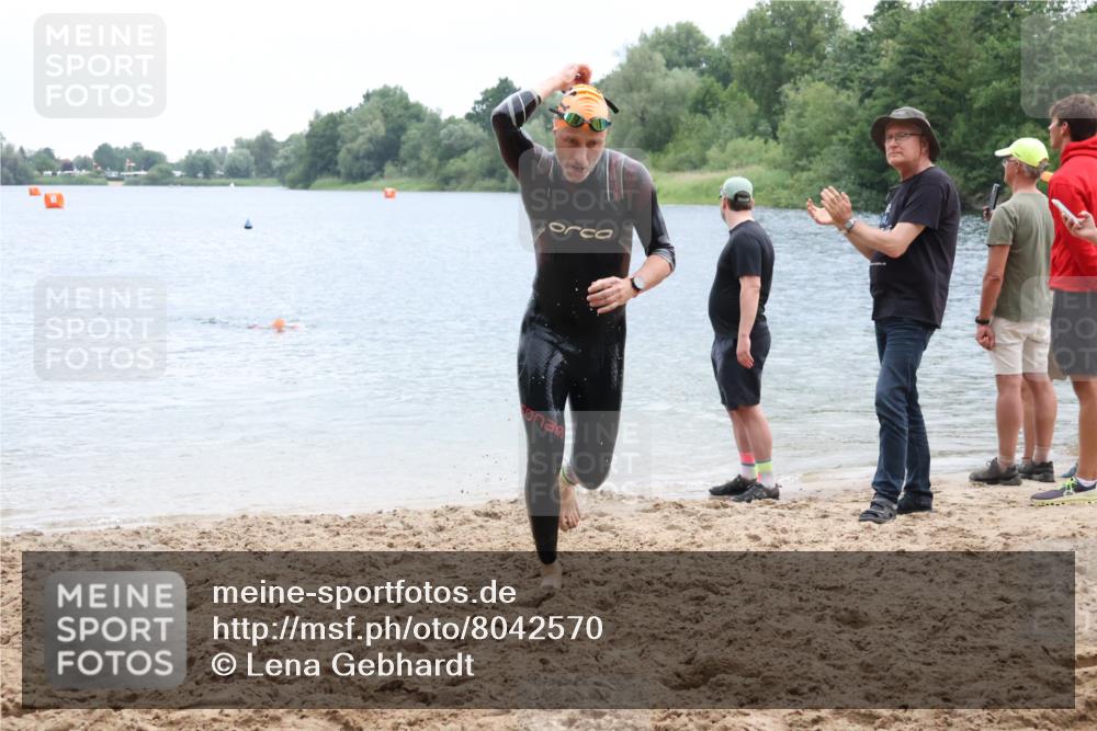 21.06.2025 - 27. Vierlanden-Triathlon Lena Gebhardt http://msf.ph/oto/8042570 15.06.2025 13:21:32 Schwimmen 1242, 1310 meine-sportfotos.de