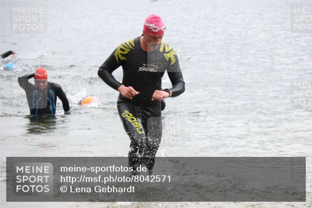 21.06.2025 - 27. Vierlanden-Triathlon Lena Gebhardt http://msf.ph/oto/8042571 15.06.2025 13:21:39 Schwimmen 1242, 1252, 1298, 1310 meine-sportfotos.de