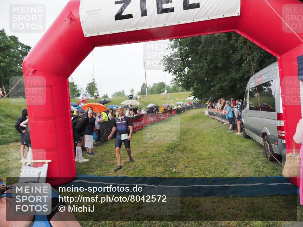 21.06.2025 - 27. Vierlanden-Triathlon MichiJ http://msf.ph/oto/8042572 15.06.2026 13:35:50 Ziel 832 meine-sportfotos.de