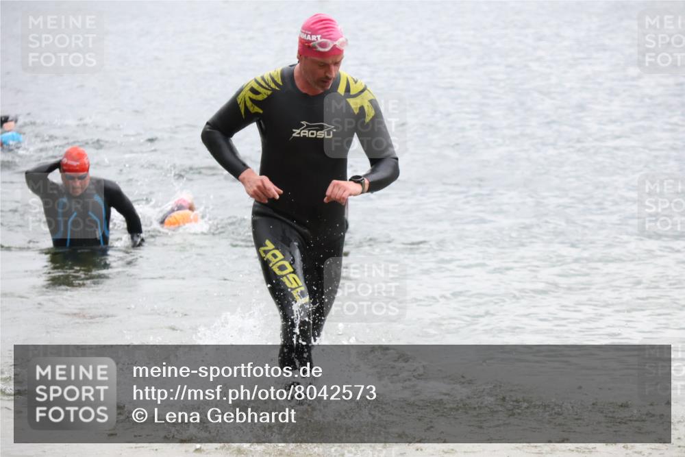 21.06.2025 - 27. Vierlanden-Triathlon Lena Gebhardt http://msf.ph/oto/8042573 15.06.2025 13:21:39 Schwimmen 1242, 1252, 1298, 1310 meine-sportfotos.de