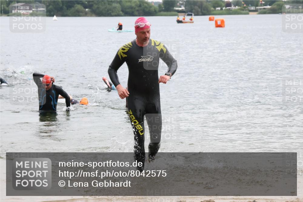 21.06.2025 - 27. Vierlanden-Triathlon Lena Gebhardt http://msf.ph/oto/8042575 15.06.2025 13:21:40 Schwimmen 1242, 1252, 1298, 1310 meine-sportfotos.de