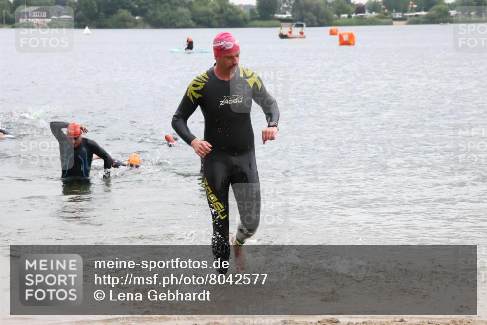 21.06.2025 - 27. Vierlanden-Triathlon Lena Gebhardt http://msf.ph/oto/8042577 15.06.2025 13:21:40 Schwimmen 1242, 1252, 1298, 1310 meine-sportfotos.de