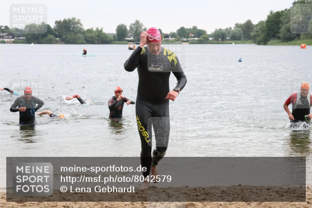 21.06.2025 - 27. Vierlanden-Triathlon Lena Gebhardt http://msf.ph/oto/8042579 15.06.2025 13:21:42 Schwimmen 1242, 1244, 1252, 1255, 1298 meine-sportfotos.de