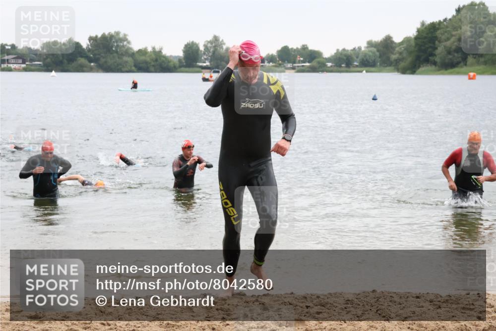 21.06.2025 - 27. Vierlanden-Triathlon Lena Gebhardt http://msf.ph/oto/8042580 15.06.2025 13:21:42 Schwimmen 1242, 1244, 1252, 1255, 1298 meine-sportfotos.de