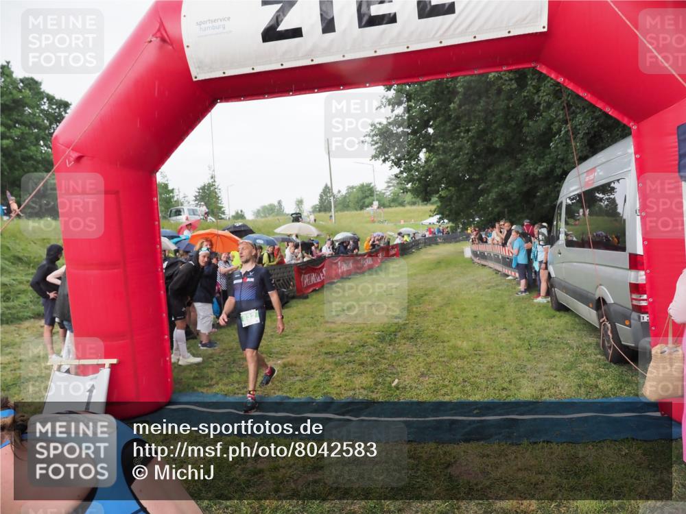 21.06.2025 - 27. Vierlanden-Triathlon MichiJ http://msf.ph/oto/8042583 15.06.2026 13:35:51 Ziel 832 meine-sportfotos.de